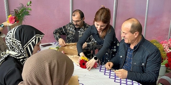 Beyler Kadın Festivali'nde eşlerine çiçek yaptı