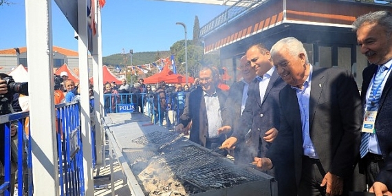 Binlerce Vatandaş Hamsi Festivali için Kent Meydanında Bir Araya Geldi