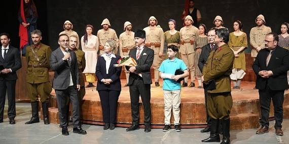 &apos;Cumhuriyete Doğru' Tiyatro Oyununa İzmir'de Büyük İlgi