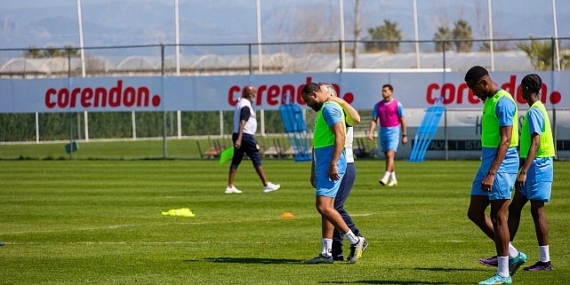 Dick Advocaat'ın çalıştırdığı Curaçao Futbol Milli Takımı, Corendon sponsorluğunda Titanic Deluxe Golf Belek'te