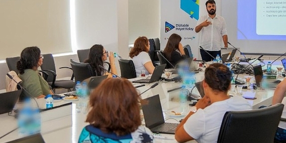 &apos;Dijitalde Hayat Kolay' projesi yeni döneminde de kadınları dijital dünyaya hazırlıyor