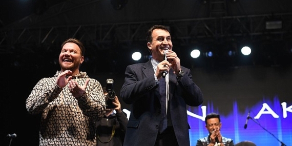 Osmangazi Meydanı'nda coşku Sinan Akçıl ile devam etti