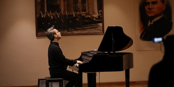 Türkiye'nin önde gelen piyanistlerinden Dengin Ceyhan Efes Selçuk'ta klasik müziğin kadın bestecilerinin eserlerine hayat verdi