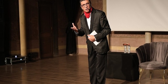 Ünlü sanatçı Cengiz Küçükayvaz'ın oynadığı &apos;Bir Başarısızlık Hikayesi' adlı tiyatro oyunu Kapadokya Kültür ve Sanat Merkezi'nde sahnelendi