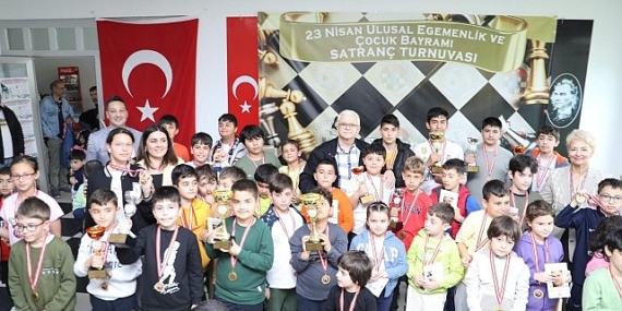23 Nisan Ulusal Egemenlik ve Çocuk Bayramı kapsamında Ahmet Akın Kültür Merkezi'nde iki gün boyunca satranç turnuvası düzenlendi