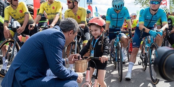 59. Cumhurbaşkanlığı Türkiye Bisiklet Turu'nun 3. Etabı olan Fethiye – Marmaris etabında 23 Nisan Ulusal Egemenlik ve Çocuk Bayramı coşkuyla kutluyor