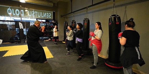 Beylikdüzü Belediyesi, ilçedeki kadınların mental ve fiziksel güçlenmeleri amacıyla öz savunma eğitimleri düzenliyor
