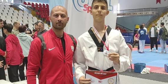 Foça Belediyespor Kulübü Taekwondo Şubesi Sporcusu Asrın Yağız Büyükyavuz, yarı final elemelerini altın madalya ile geçti