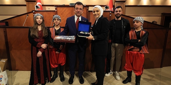 İBB Başkanı Ekrem İmamoğlu, 15 farklı ülkeden &apos;Uluslararası 23 Nisan Çocuk Festivali' için İstanbul'a gelen çocukları, Saraçhane'deki tarihi Meclis Salonu'nda ağırladı