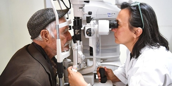 Kulakları duymayan 86 yaşındaki Cemil Amca Eşrefpaşa Hastanesi'nde tedavi oldu