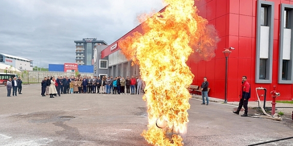 10-16 Mayıs Engelliler Haftası nedeniyle Sivas Belediyesi İtfaiye Müdürlüğü tarafından engeli bireylere yönelik yangın eğitimi verilerek tatbikat yapıldı