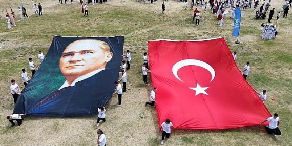 ”19 Mayıs Atatürk’ü Anma Gençlik ve Spor Bayramı” Burhaniye’de çelenk töreni ve kutlama programı etkinlikleriyle başladı