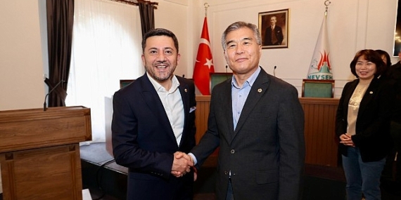 Ankara’nın kardeş kenti Seul’den gelen, Seul Belediyesi Meclis Başkanı Hyeonki Kim ile belediye bürokratlarından oluşan Güney Kore heyeti, Nevşehir Belediye Başkanı Rasim Arı’yı ziyaret etti