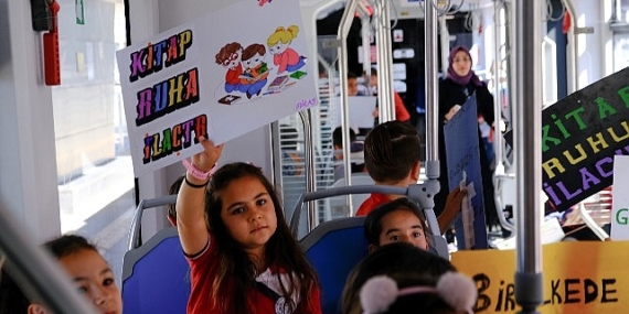 Antray küçük kitapseverleri ağırladı Öğrenciler tramvayda kitap okudu