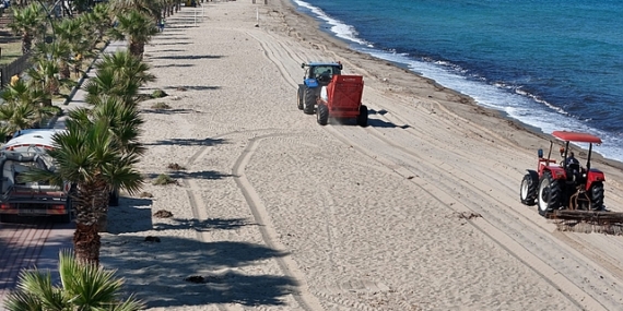 Aydın Büyükşehir Belediyesi, Kuşadası ilçesinde sorumluluk alanlarında bulunan sahilleri yaz sezonuna hazırlamak için çalışmalarını sürdürüyor