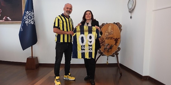 Aydın Fenerbahçeliler Derneği Başkanı Hayrettin Dincil Aydın Büyükşehir Belediye Başkanı Özlem Çerçioğlu’na nezaket ziyaretinde bulundu