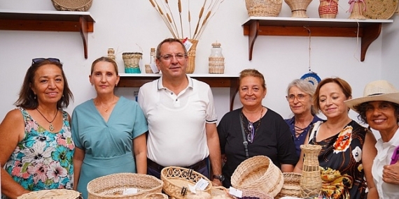 Ayvalık Belediyesi Mahalleevleri’ndeki kadınlar tarafından üretilen birbirinden güzel el emeği göz nuru hediyeler “El Emeği Pazarı”nda satışa sunuldu