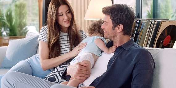 Başak ve Kıvanç Tatlıtuğ Yenilenen Molfix Külot Bez için tekrar kamera karşısına geçti!