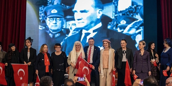 Başkan Mutlu öncü kadınların anıldığı gösteride sahne aldı