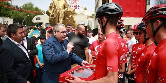 Başkan Özarslan Samsun’dan Gelen Türk Bayrağını ve Toprağı Teslim Aldı