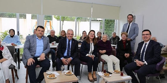 Başkan Şadi Özdemir’den huzurevindeki annelere sürpriz ziyaret