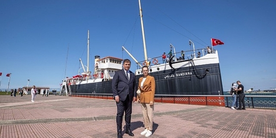 Başkan Tugay Samsun’da Bandırma Vapuru’nu ziyaret etti