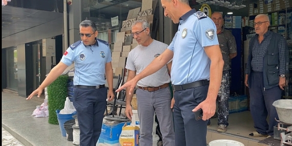 Bayraklı’da kaldırım işgallerine denetim