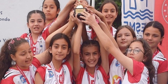 Bu yıl 17.si düzenlenen Yarımada Spor Oyunlarına katılan Efes Selçuklu sporcular, çeşitli derecelerde ödül alarak madalya ve kupalarla ilçeye döndüler.