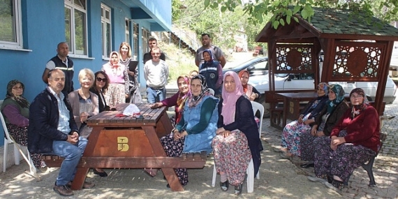 Burhaniye Belediye Başkan Yardımcısı Ayten Tuna kırsal mahallelerde yaşayan vatandaşlarla bir araya gelerek ihtiyaçları dinledi