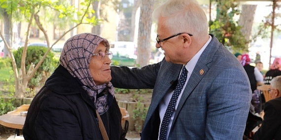 Burhaniye Belediye Başkanı Ali Kemal Deveciler, sosyal belediyecilik anlayışı ile yürüttüğü çalışmalara hız kesmeden devam ediyor