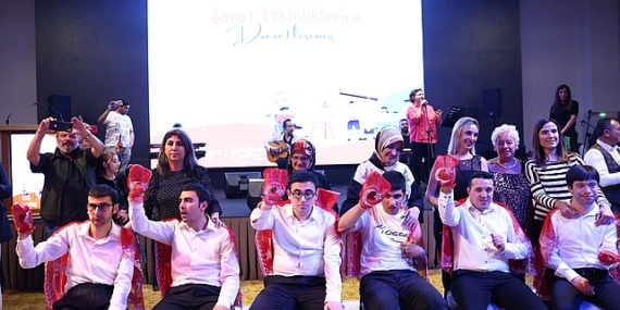 Çankaya Belediyesi, Engelliler Haftası kapsamında askere gidecek olan Aşık Veysel Engelsiz Yaşam Merkezi üyeleri için Asker Kınası eğlencesi düzenledi