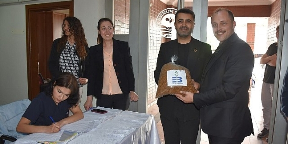 Edremit Belediyesi’nden ücretsiz mama dağıtımı