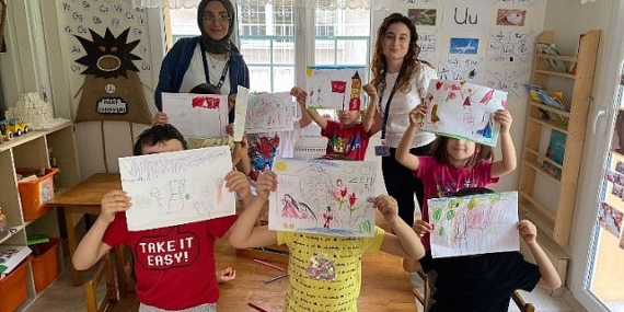 Egeli iletişimci gençler, miniklerin hayallerini sahneliyor