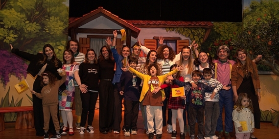 ETi Çocuk Tiyatrosu, yeni oyunu “Bir Bilmecem Var Çocuklar”ın ilk gösterimini ünlü isimlerle gerçekleştirdi