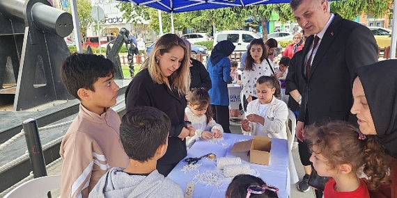 Gölcük Belediyesi; 19 Mayıs Gençlik ve Spor Bayramı kapsamında Anıtpark’ta düzenlediği “Gençlik Atölyeleri” ile gençler, sanat dolu bir bayram coşkusu yaşadırlar
