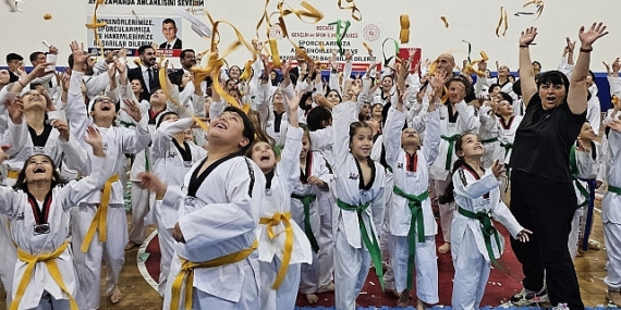 Gölcük Belediyespor bünyesindeki Taekwondo branşında 420 sporcu, kuşak atlama sevinci yaşadı