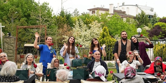 Huzurevi Annelerine Saç ve Cilt Bakım Sürprizi