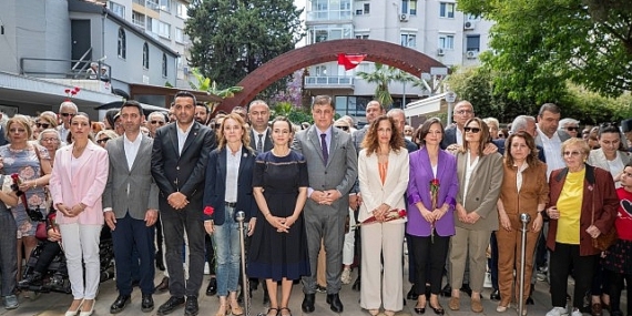 İzmir Büyükşehir Belediye Başkanı Dr. Cemil Tugay, Ulu Önder Gazi Mustafa Kemal Atatürk’ün annesi Zübeyde Hanım’ı Anneler Günü’nde kabri başında andı