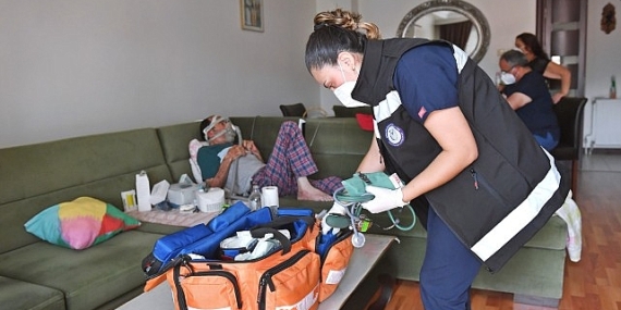 İzmir Büyükşehir Belediyesi “Evde Bakım” ile şifa dağıtıyor