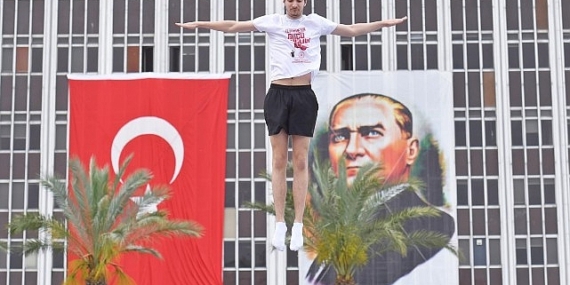 İzmir’de 19 Mayıs coşkusu  Cumhuriyet Meydanı rengarenk