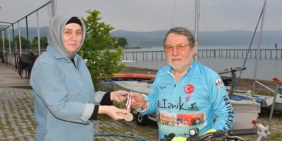 İznikli Yüzme Şampiyonu Erhan Turan İznik’te anlamlı bir triatlon etkinliği düzenledi