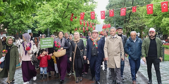 Kadın çiftçiler traktörleriyle tarım da biz de varız dedi