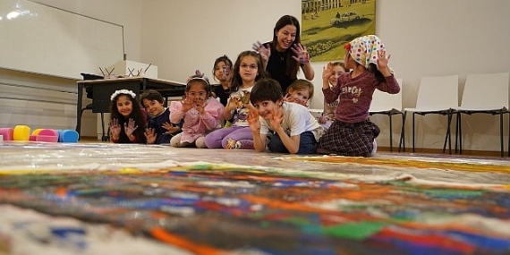 Kadırga Sanat Galerileri’nin Bez Kumaş Üzerine Soyut Sanat Atölyesi’nde Kendi Desenlerimizi Oluşturuyoruz