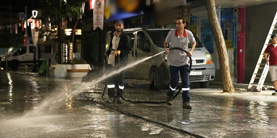 Karşıyaka Çarşısı’nda dip bucak gece temizliği
