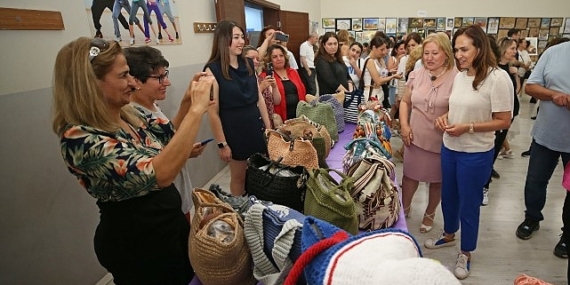 Karşıyakalı kadın kursiyerlerden renkli açılış