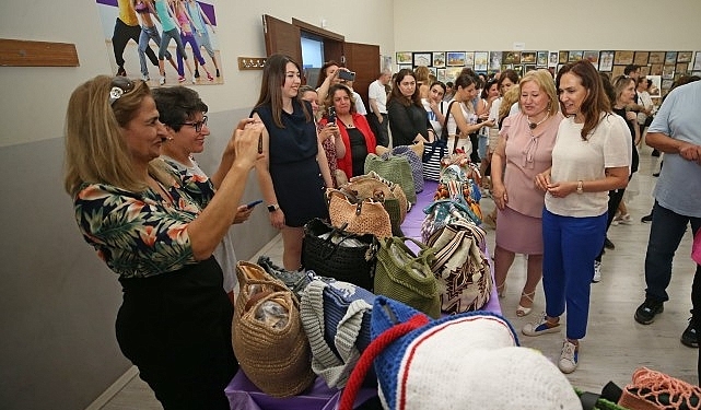 Karşıyakalı kadın kursiyerlerden renkli açılış