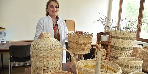 Kartepe Belediyesi KARMEK kurslarında geleneksel el sanatları branşlarından Sepet Örücülüğü modern çizgilerle sanata dönüşüyor