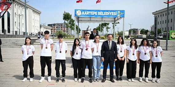 Kartepe’de 19 Mayıs Atatürk’ü Anma Gençlik ve Spor Bayramı’nın 105’inci yılı düzenlenen törenle coşku içerisinde kutlandı