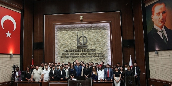 Keçiören Belediyesi Meclisi’nde düzenlenen özel oturumla meclis faaliyetleri gençlere devredildi