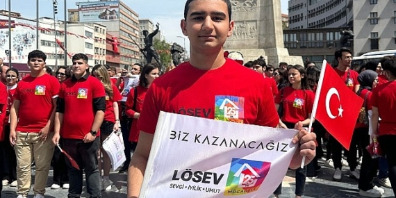 LÖSEV’in iyileşmiş gençleri, 19 Mayıs’ta büyük önder Mustafa Kemal Atatürk’ü anmak ve saygılarını iletmek amacıyla Ulus’ta Atatürk Anıtı’na çelenk koydu